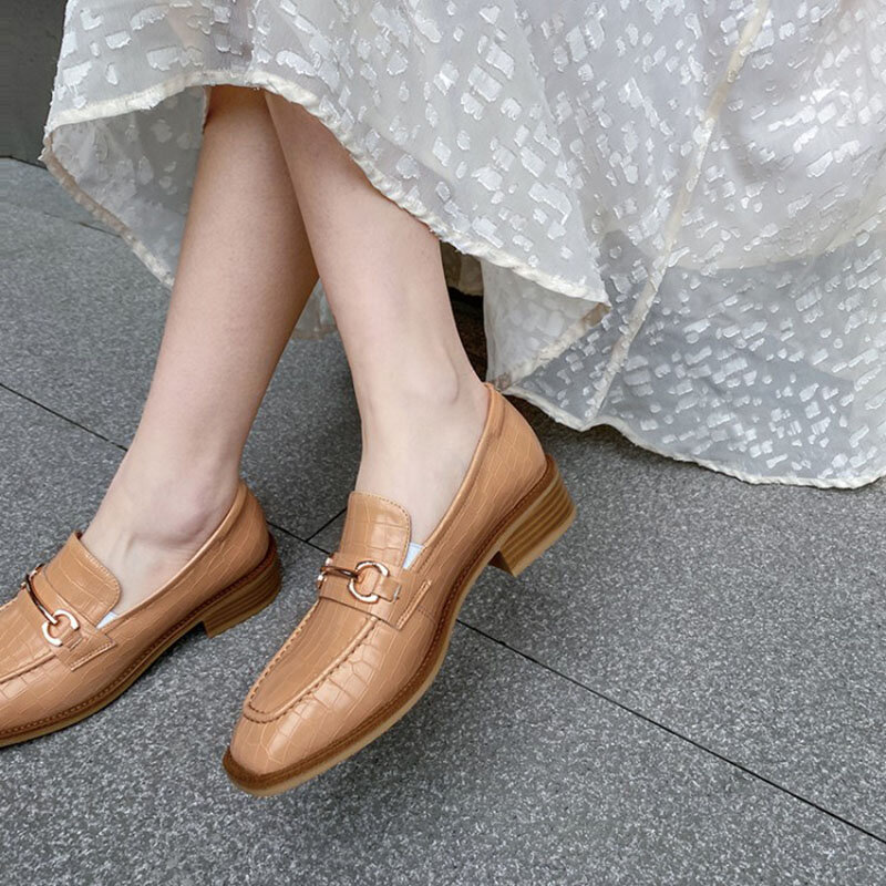Sepatu Kulit Kecil Baru Musim Gugur 2021 Sepatu Wanita Fashion Hak Tebal Ujung Persegi Sehari-hari Cocok untuk Semua