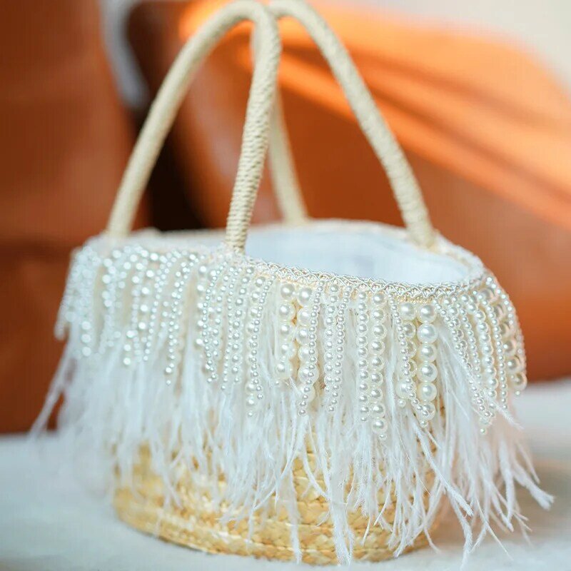 Bolso de playa de pluma de avestruz blanca para mujer, bolsa de mano Bohemia con cuentas de perlas hechas a mano, de paja tejida con borlas, para vacaciones, 2021