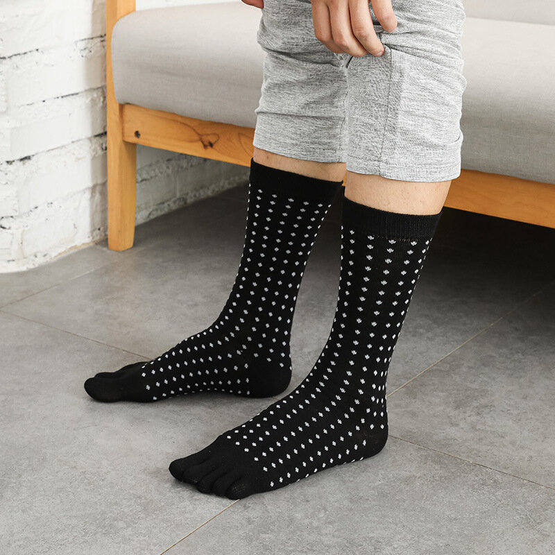 ถุงเท้ายาวแนวธุรกิจสำหรับผู้ชาย5คู่ถุงเท้ายาวลายจุดเล็กๆลายจุดห้านิ้วถุงเท้าผ้าฝ้ายแท้สีดำ
