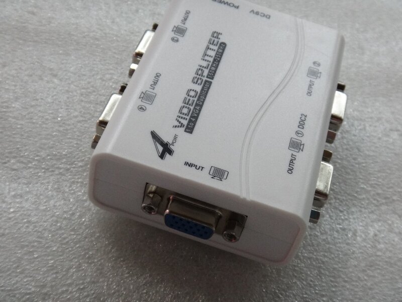 2020 jahr NEUE Weiß 1 zu 4 ports VGA video splitter 1-in-4-out 250MHz gerät 1920*1440 4 Port VGA Monitor Splitter Adapter 1x4