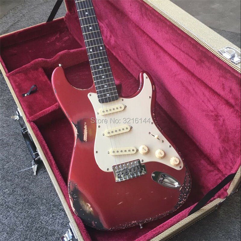 Estoque de antiguidades para guitarra elétrica antiga. Metal vermelho, guitarras antigas, fotos reais,