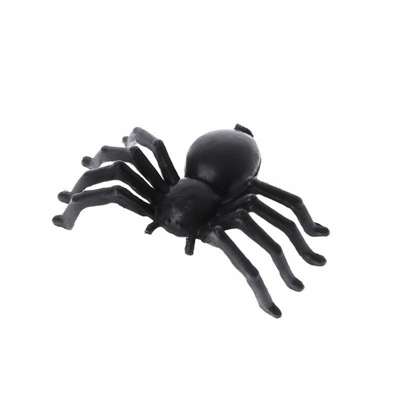 Araña falsa de plástico para decoración de Halloween, araña pequeña de plástico negro, accesorios divertidos de broma, 50 Uds.