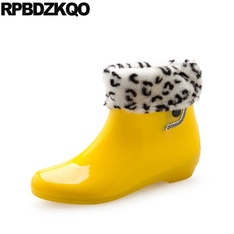 Tanie Slip On 2021 wodoodporne jesienne żółte buty do kostki botki futrzane buty z zaokrąglonym czubkiem płaski deszcz krótkie chińskie damskie damskie nowe