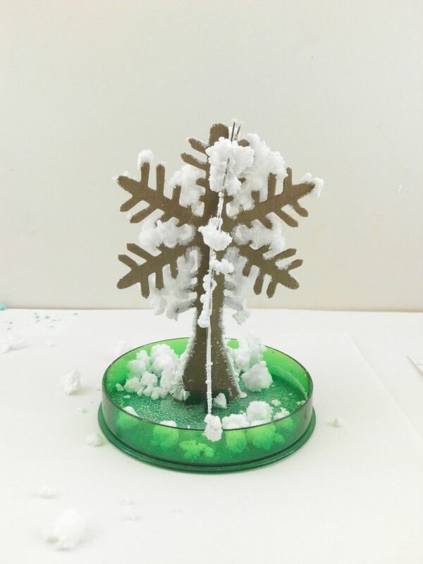 2019 12x8cm branco magia crescente papel floco de neve árvore mágico crescer flocos de neve flutter árvores de natal cristais flocos crianças brinquedos