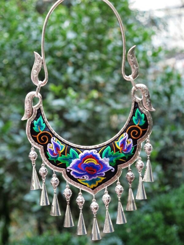 Юньнань Этническая мода винтажная вышивка великолепное ожерелье Крутящий момент Miao серебро уникальное сценическое шоу ожерелье