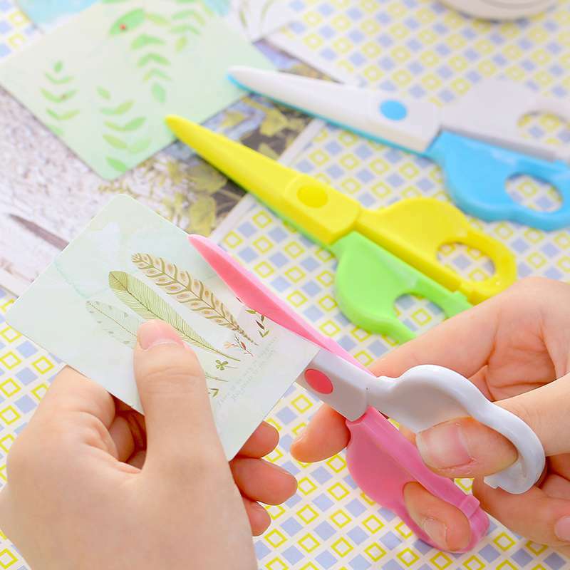 Gunting Kecil Plastik Bayi dan Anak-anak Kecil Tidak Melukai Tangan Pemotongan Kertas Buatan Tangan Di Taman Kanak-kanak Keselamatan Pekerja Manual