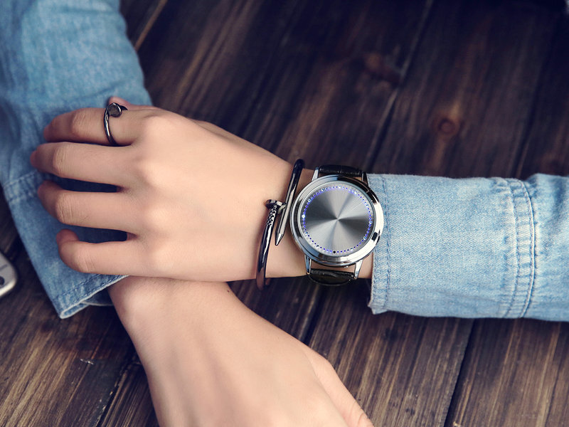 트렌디 한 크리 에이 티브 패션 led 간단한 스마트 터치 스크린 시계 전자 시계 남성과 여성 커플