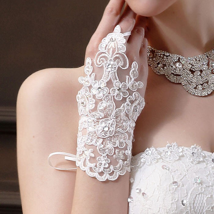 Hot Koop Hoge Kwaliteit Schrijven Vingerloze Korte Paragraaf Elegante Strass Bridal Wedding Handschoenen Groothandel Gratis Verzending