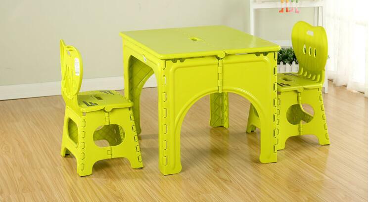 子供用テーブル。幼稚園のプラスチック製折りたたみテーブルと椅子セット。