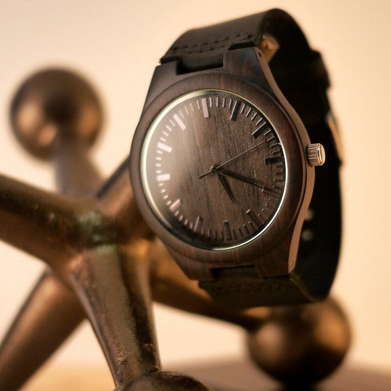 私の婚約者の彫刻木製時計カスタマイズ男性黒檀ウッド腕時計高級腕時計誕生日クリスマスプレゼント