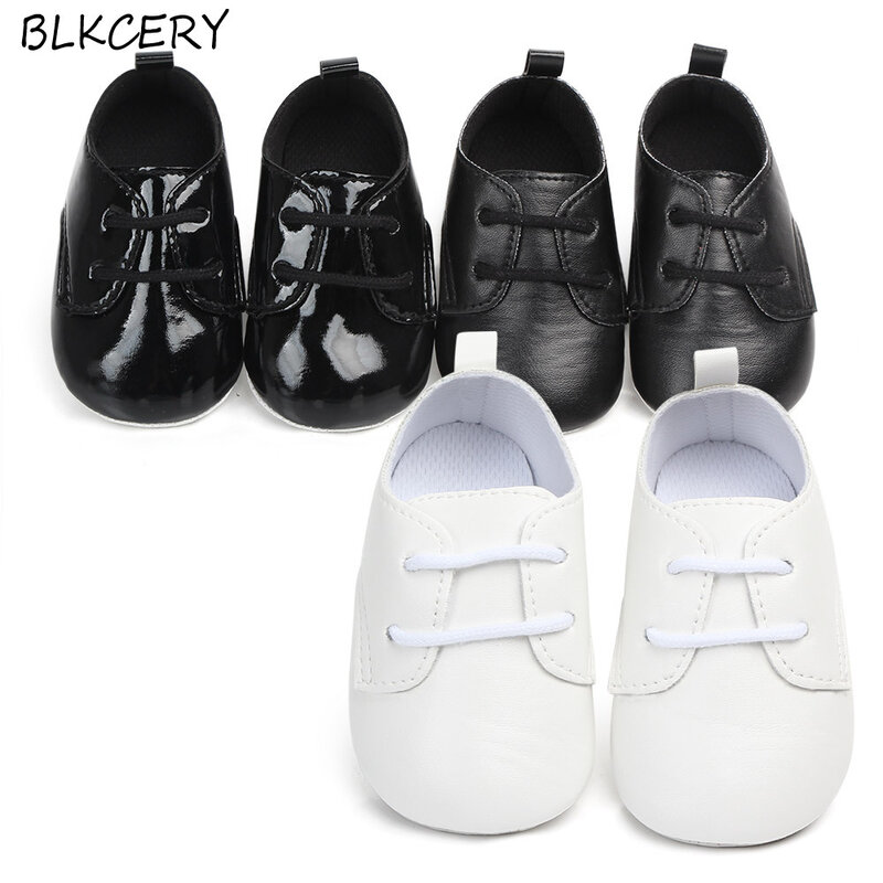 Sepatu Bayi Laki-laki Baru Lahir Mokasin Kulit Balita Sneakers Kasual First Walker Sepatu Hitam Putih Solid Sol Lunak untuk Berjalan
