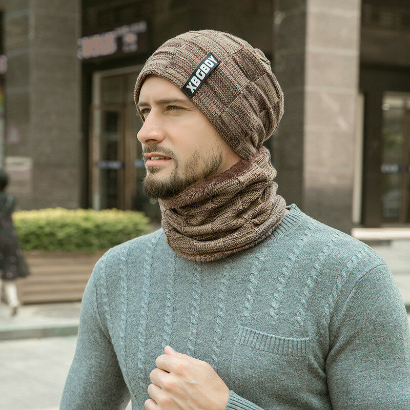 Комплект из теплой вязаной шапки и шарфа