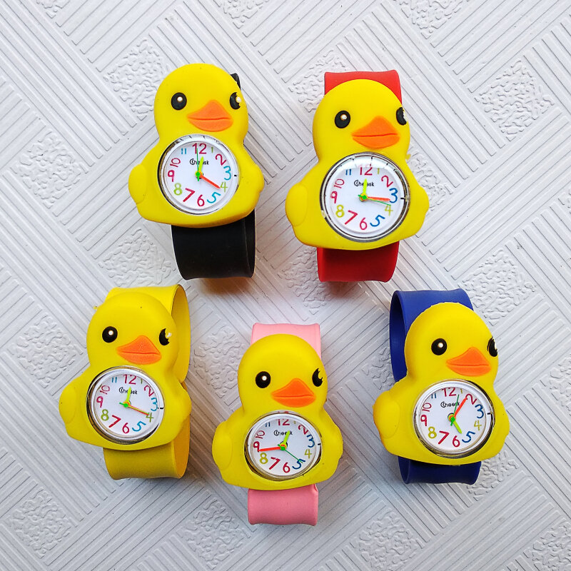 I bambini di vendita caldi guardano l'orologio degli studenti della ragazza del ragazzo regalo del bambino del fumetto Little yellow duck Silicone Tape patted table orologi per bambini