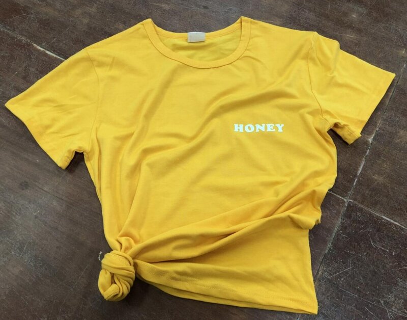 Camiseta de algodón con estampado de letras para mujer, ropa informal de color amarillo miel, Harajuku, cuello redondo