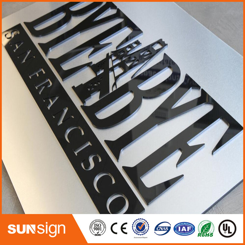 Signalisation personnalisée en acrylique noir, lettres découpées de 3mm