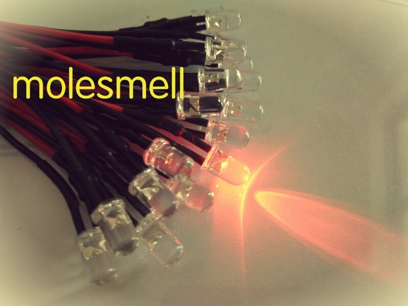 100pcs 5mm 5v Red Water clear round LED Lamp Light Set precablato 5mm rosso 5V DC cablato