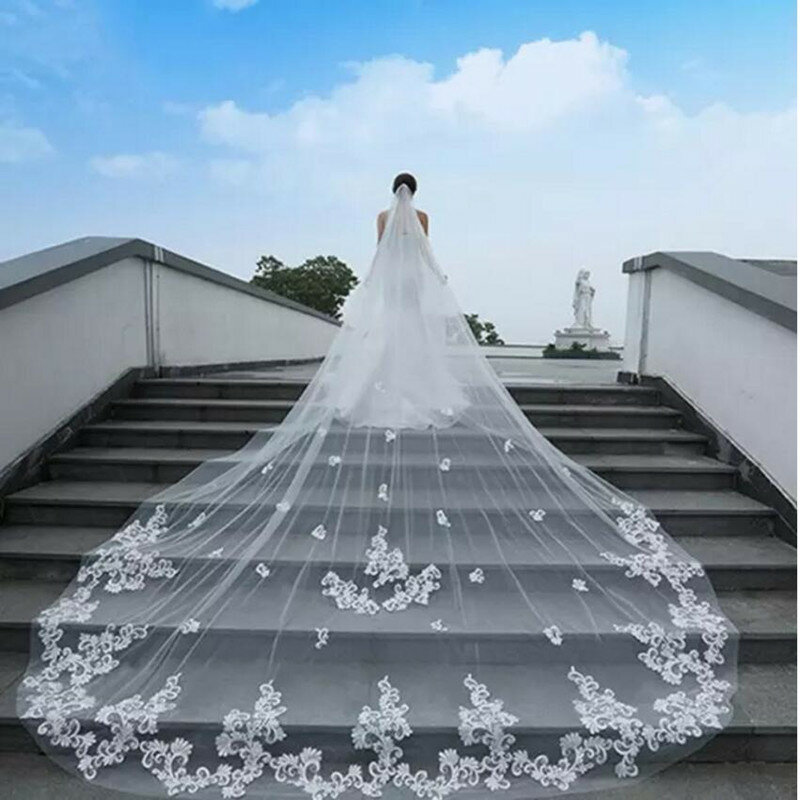 Imagem real Wedding Lace Appliqued Borda marfim Branco Véus Longo Comprimento Catedral Nupcial Com Pente Acessórios personalizados Véu