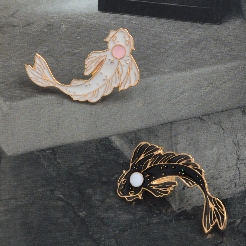 Zwierząt Yin Yang Koi szpilki japoński Koi ryby Goldfish twarde emaliowane przypinki do klapy odznaki broszki i szpilki kolekcja