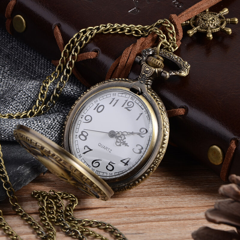 Vintage Bronze Steampunk Quartzo Relógio de Bolso Oco Cabeça Do Crânio Do Pirata Do Caribe Horror com Cadeia para Mulheres Dos Homens colar de Pingente