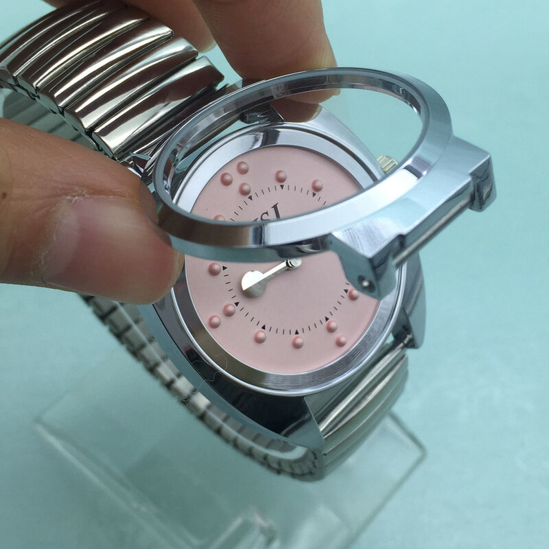 Relógio Tátil Para Deficiência Visua, Mostrador Rosa, Pulseira Metalizada Elástica Na Cor Prata