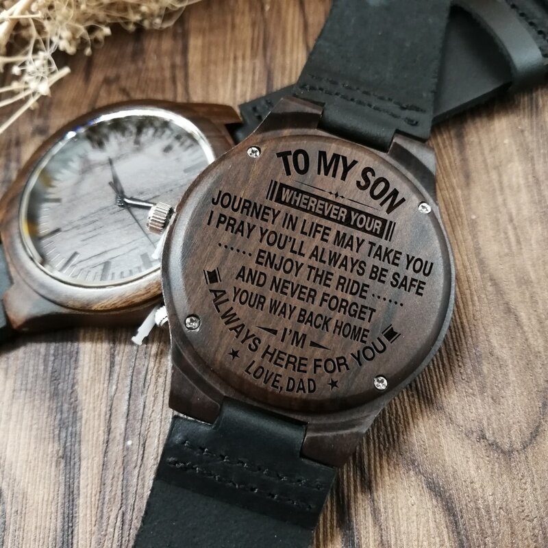 私の息子に刻まれた木製の時計をお忘れなく家へ