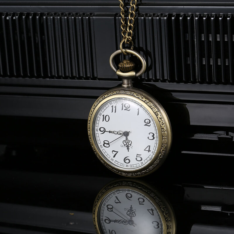 Vintage Bronze Quartz Relógio de Bolso para Homens e Mulheres, Estojo Esculpido com Corrente, Presente Interessante, Presente de Aniversário, 1 Pc