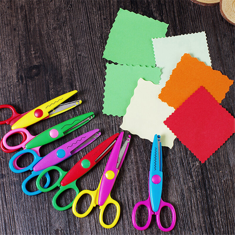 1Pcs Laciness ScissorsโลหะและพลาสติกDiy Scrapbookingภาพสีกรรไกรกระดาษตกแต่ง 6 รูปแบบ