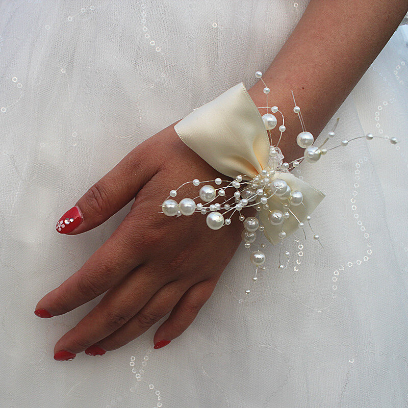 Wifelai-eine Elfenbein Fliege Blumen Band Braut Handgelenk Blumen mit Perlen Brautjungfern Seide Hand Blumen Hochzeit Korsagen