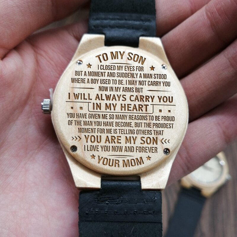 من الحب أمي إلى الابن محفورة ساعة خشبية سأحملك دائما في قلبي