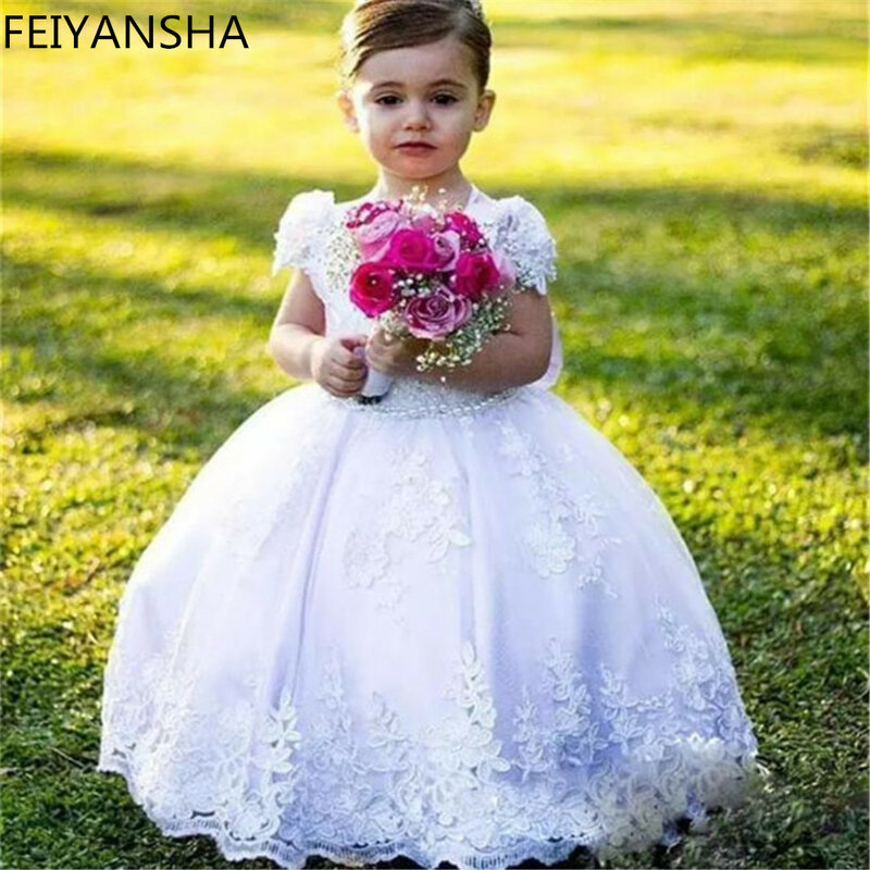 Gaun Gadis Bunga Disesuaikan untuk Pernikahan dengan Selempang Busur Besar dengan Mutiara Disiapkan untuk Putri untuk Menghadiri Berbagai Pesta Belakang