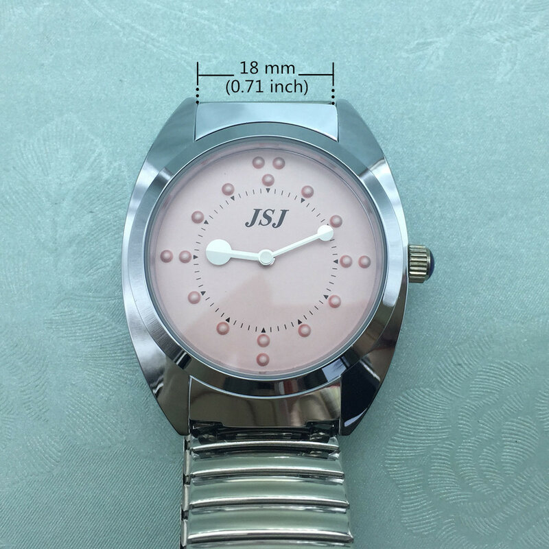 อักษรเบรลล์สุภาพสตรีสัมผัสนาฬิกาขยายสายสีชมพู