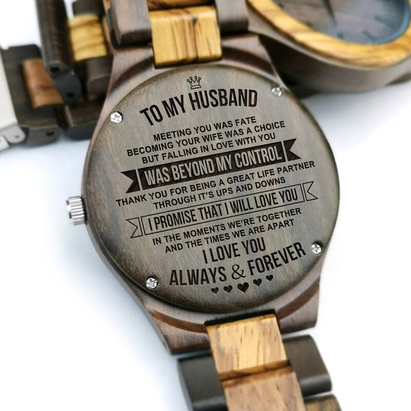 あなたの妻との方にあなたの夫の会議には、あなたの夫に刻まれた木製の時計が選択されました