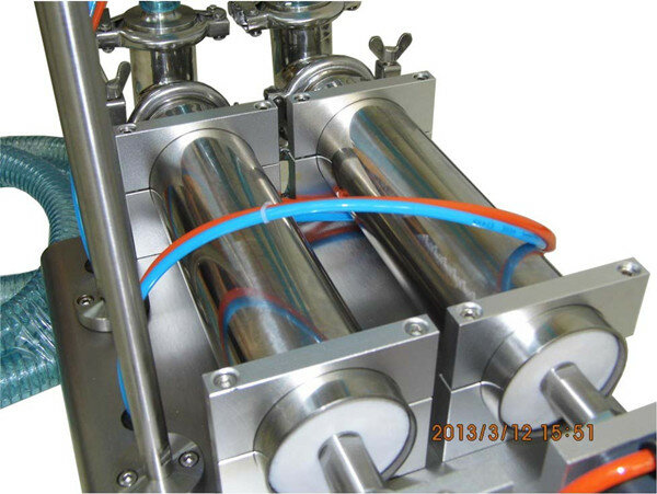 Neuankömmling Doppel köpfe horizontale Flüssigkeits füll maschine 1000-ml, pneumatischer Flüssigkeits füller