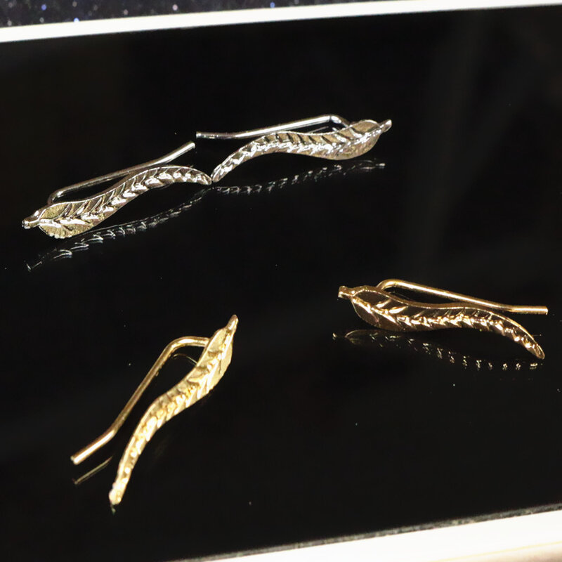 2 Pairs 2017 Vintage Schmuck Exquisite Gold Farbe Blatt Ohrringe Moderne Schöne Feder Stud Ohrringe für Frauen e02