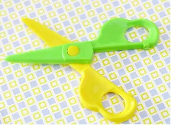 Plástico pequena tesoura bebê e crianças pequenas para não ferir a mão de corte de papel artesanal no jardim de infância segurança manual trabalho