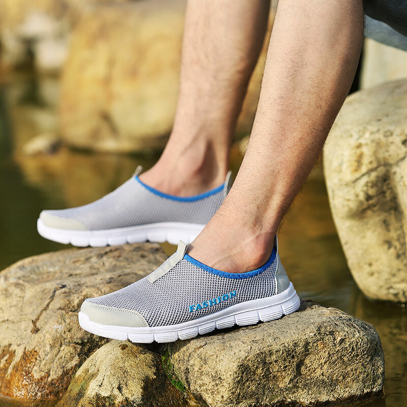Zapatos informales de verano a la moda para hombre, zapatillas de agua Zapatos de tejido de malla tallas grandes 38-46, zapatillas transpirables ligeras para hombre