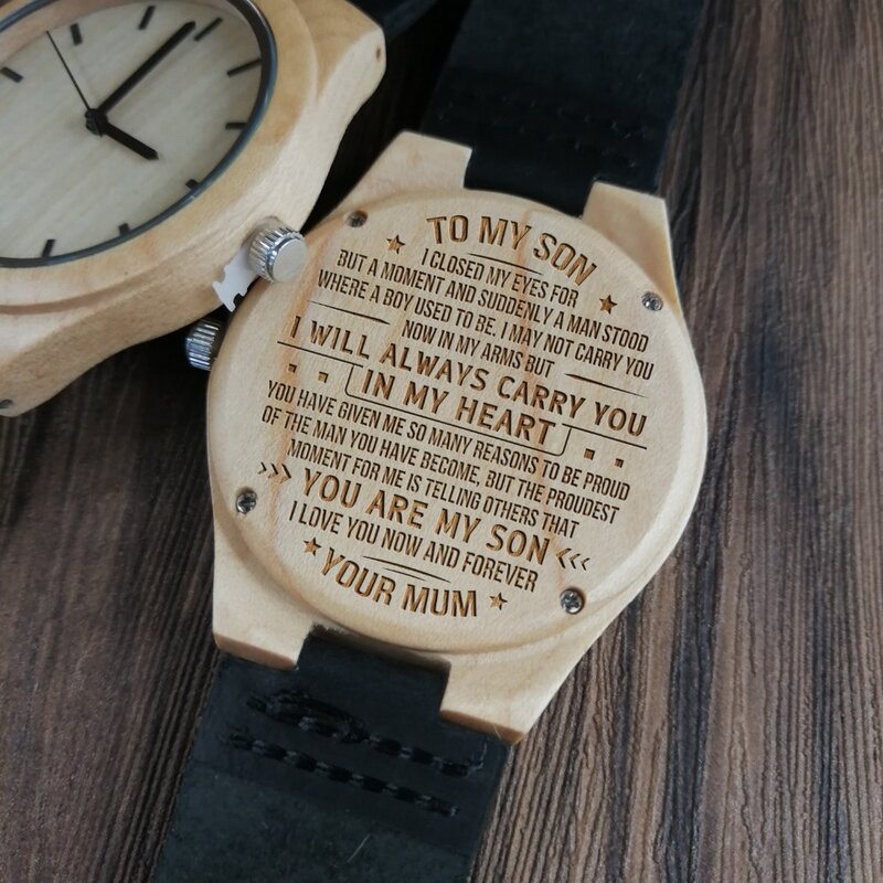 Mum to sonが刻まれた木製時計の時間は私の息子の人を教えています
