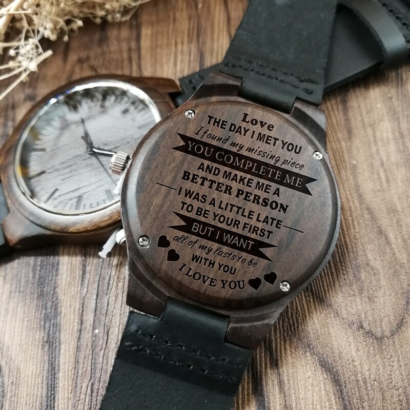 شخصية خشبية ساعة مخصصة للرجال هدايا صديقها محفورة تأكيد النص للحصول على ساعة خشب الصندل الأسود لا يمكن تغيير النص