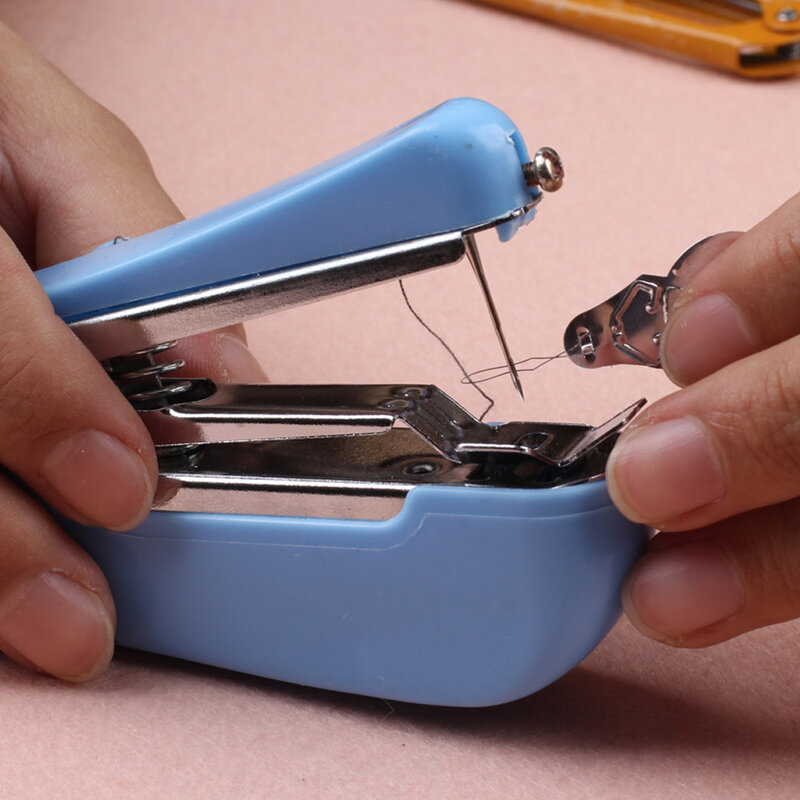 Inalámbrico de mano ropa de la máquina de coser en casa de herramientas