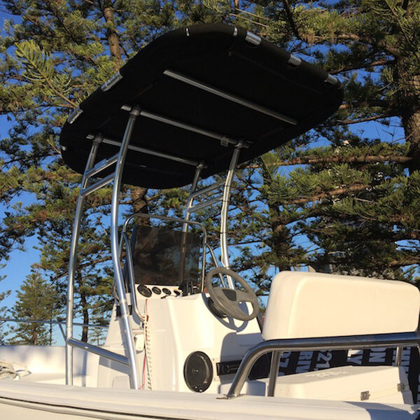 Лодка с центральной консолью Dolphin Pro Plus с темно-синим навесом, подходит для лодок малого и среднего размера