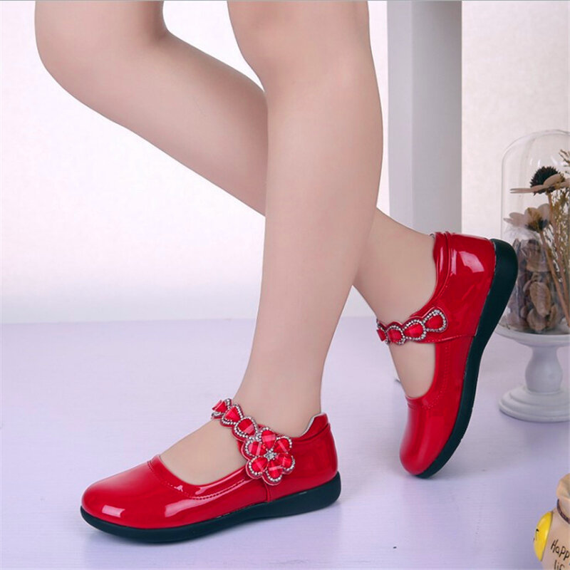 Nuevo listado de zapatos para niñas de cuero marca linda flor pequeños zapatos infantiles para niñas clásico negro blanco niñas princesa zapatos Size26-36