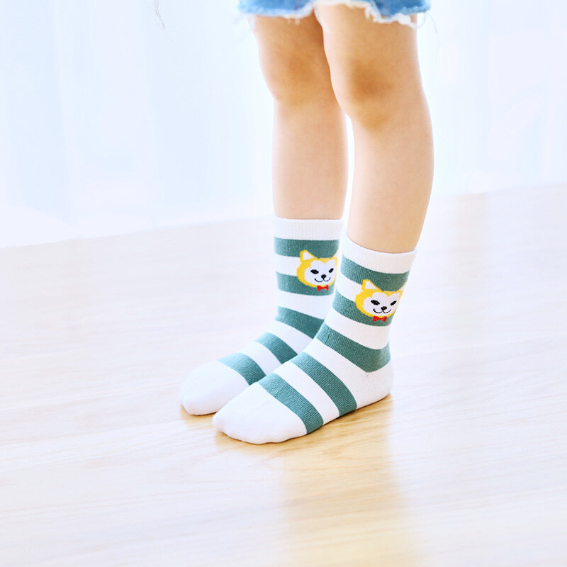 KINDER WIT Gestreiften cartoon Stil mädchen Socken Baby Socken Für Kinder Fashion Casual Baby Kinder Baumwolle Socken 5 paare/los