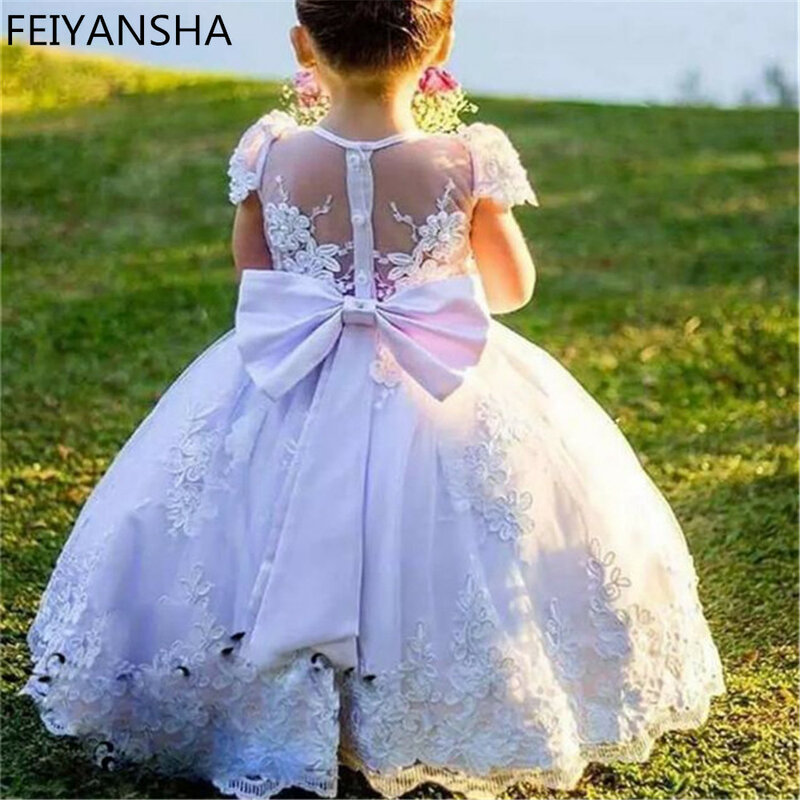 Gaun Gadis Bunga Disesuaikan untuk Pernikahan dengan Selempang Busur Besar dengan Mutiara Disiapkan untuk Putri untuk Menghadiri Berbagai Pesta Belakang