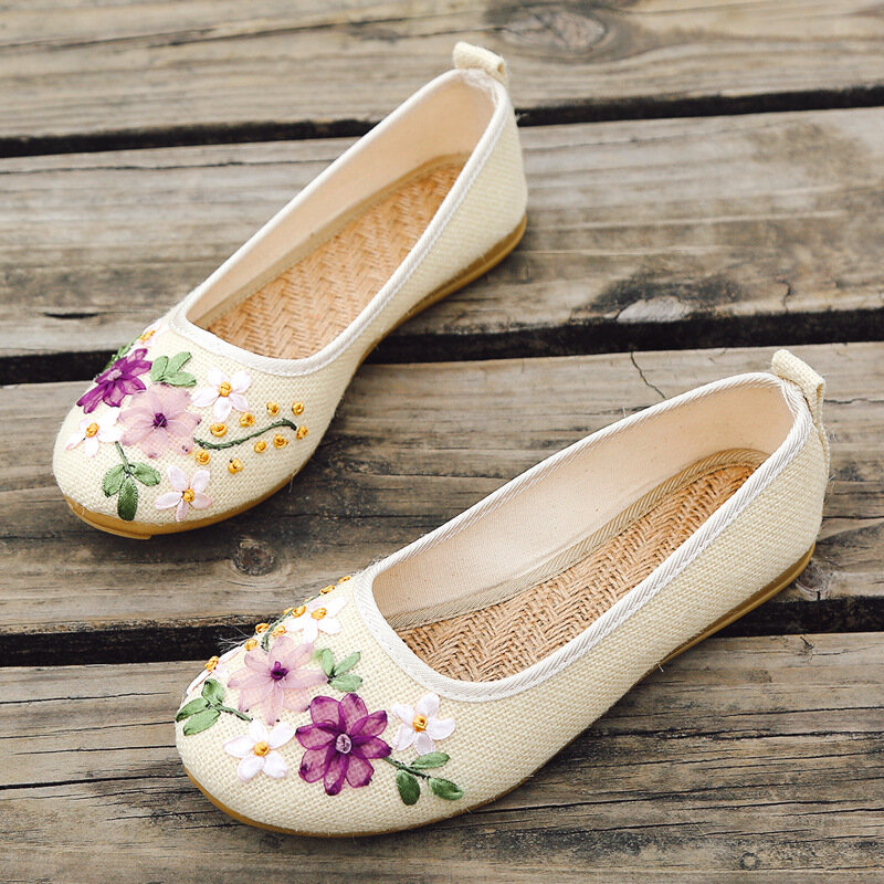 2019 New Women Shoes Flower Embroidered Loafers Women Flats Comfortable Women Casual Shoes Oxford Ladies Shoes Plus Size 35 42