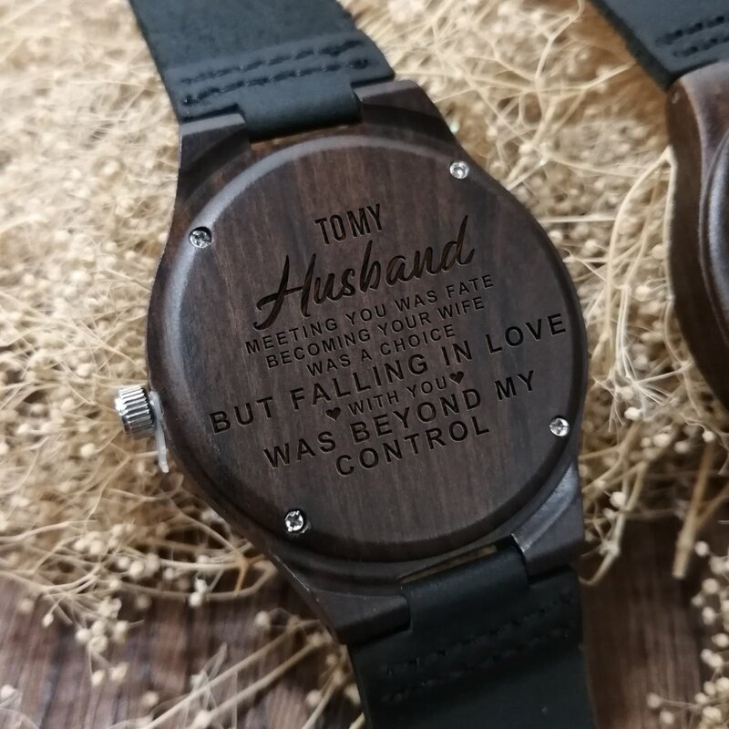 あなたの妻へのあなたの夫の会議のための刻まれた木製の時計は選択されました