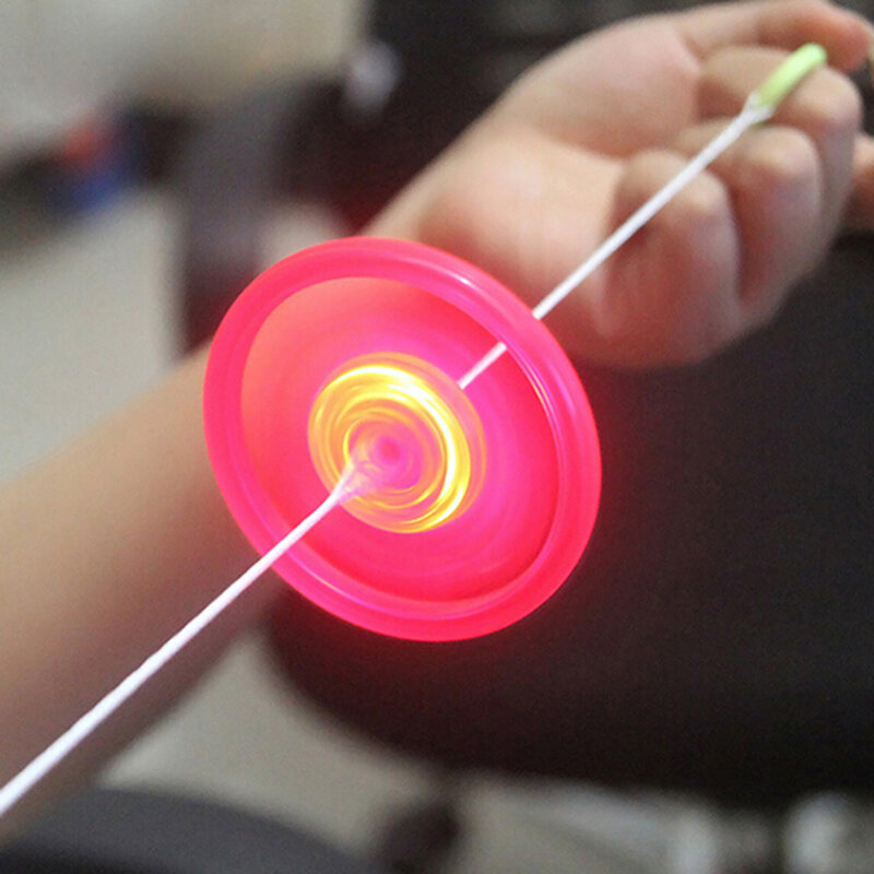 1PCS Plastik Spin Lampu LED Piring Terbang Anak-anak Outdoor Mainan Klasik Anak-anak Hadiah Acak Warna