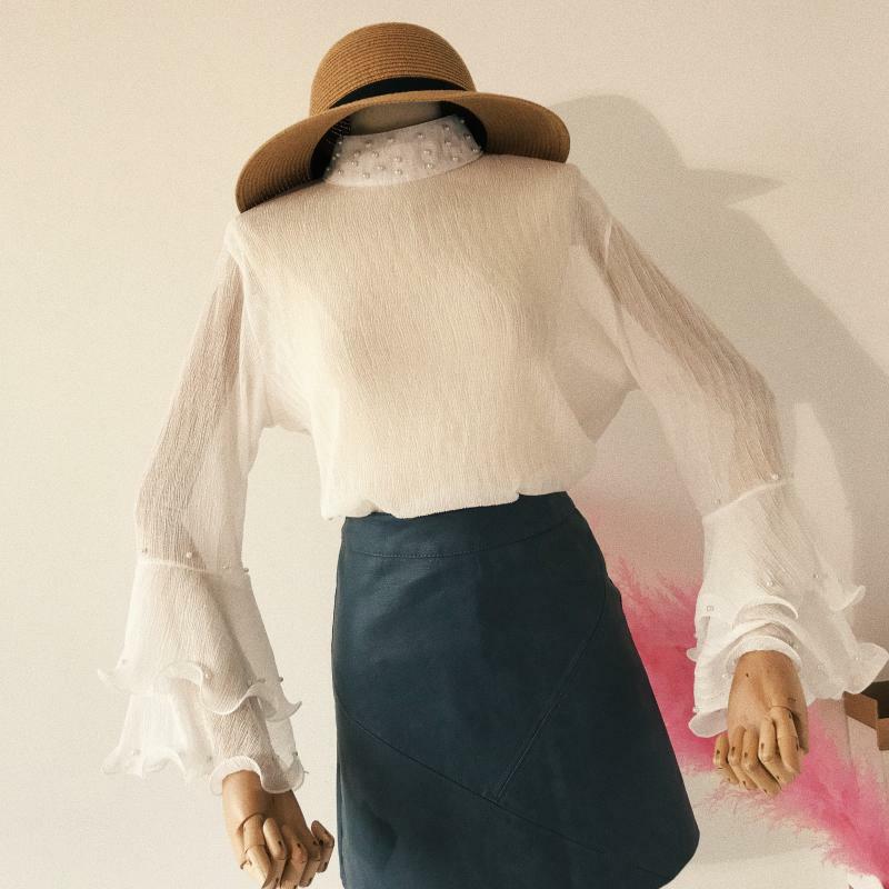 Женская блузка с воротником-стойкой, оборками и расклешенными рукавами, осень 2018