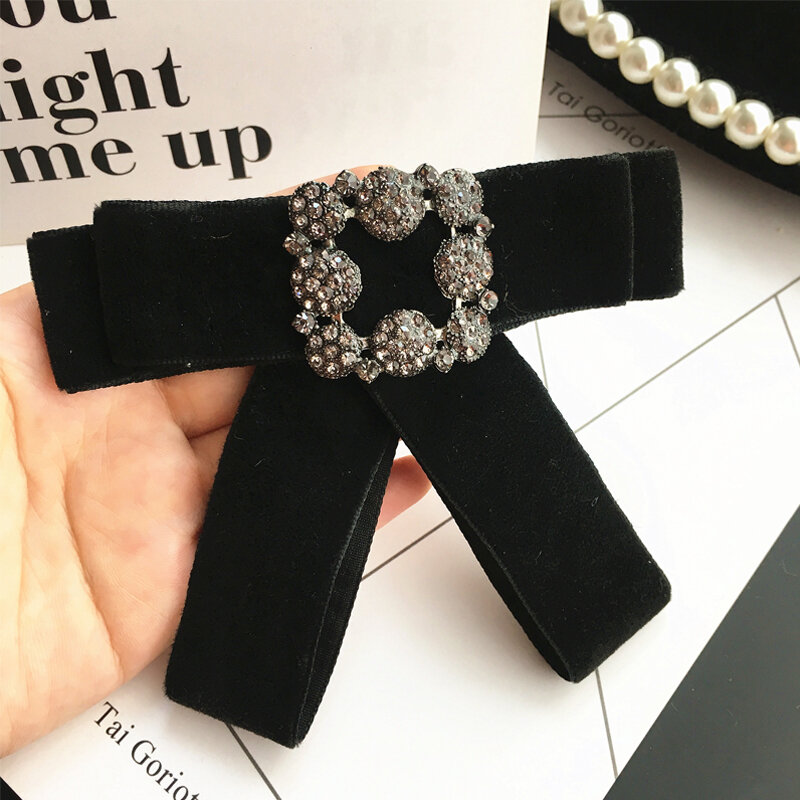 送料無料ファッション女性の女性2017韓国黒ベルベットハンドメイドレトロ正方形のダイヤモンドの弓のブローチかわいい女性コサージュ装飾
