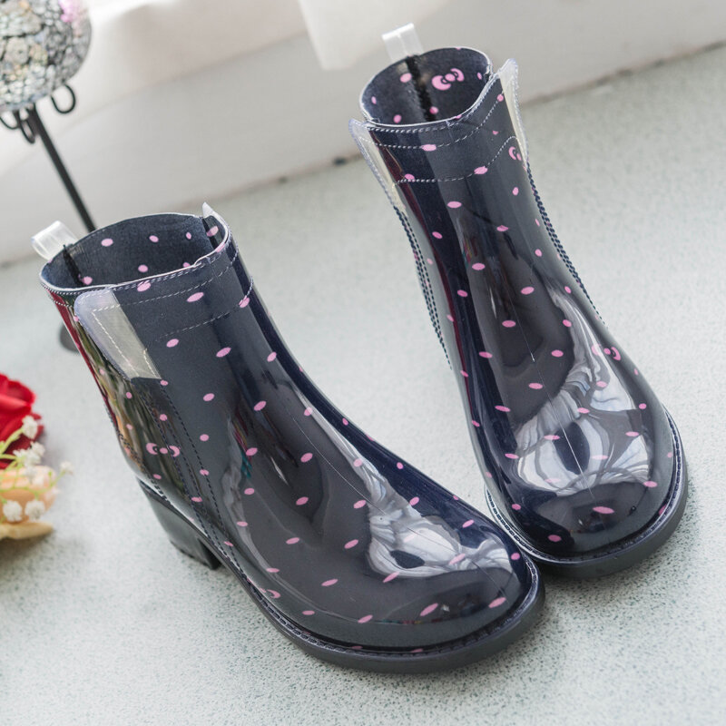 Cheap female autumn and winter fashion ankle Martin raining rubber boots waterproof non-slip Jelly Polka Dot
