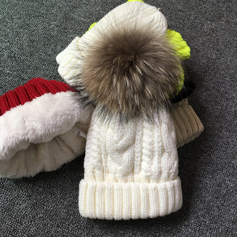 Topi Wanita 2022 Topi Musim Dingin Beanies Bagian Dalam Bulu Beludru Tambahan untuk Wanita Topi Pompom Bulu Rakun 100% Topi Pola Putar Wanita